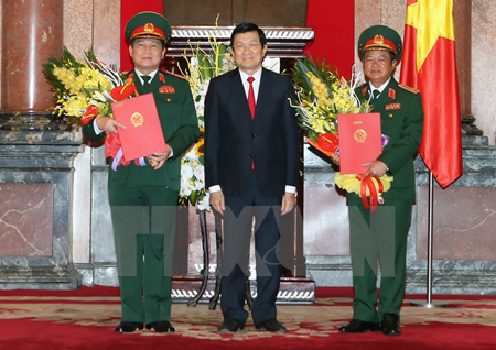 Chủ tịch nước Trương Tấn Sang chụp ảnh chung với hai Đại tướng Ngô Xuân Lịch và Đỗ Bá Tỵ tại lễ trao quyết định thăng quân hàm Đại tướng.